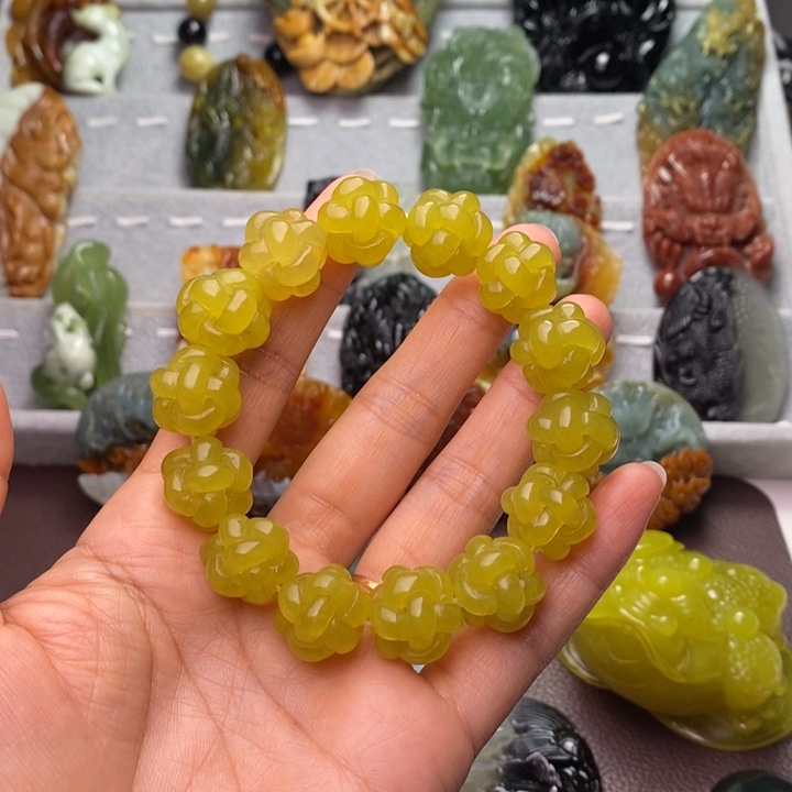 乐***遥蛇纹石玉未镶嵌颈饰