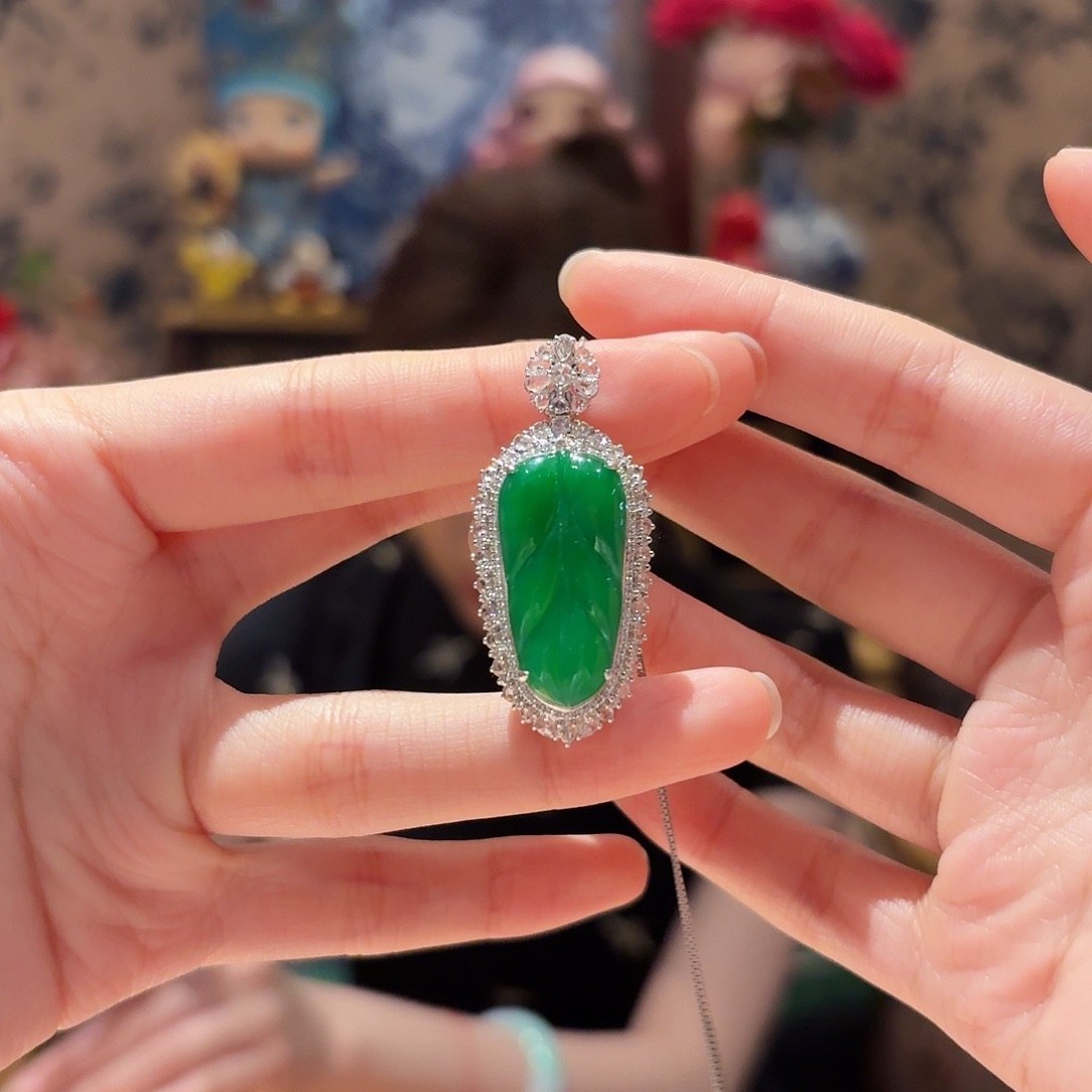 翡翠吊坠(赠链)18K金镶嵌吊坠