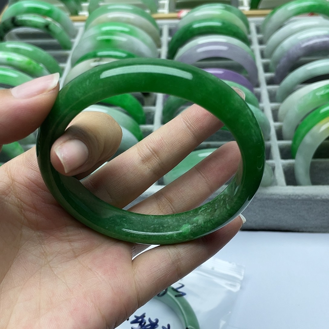 翡翠手镯未镶嵌66圈满绿
