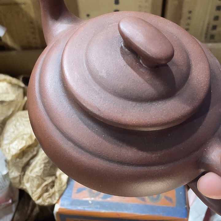 茶壶紫砂矿泥料，手工制作的一把紫砂壶。