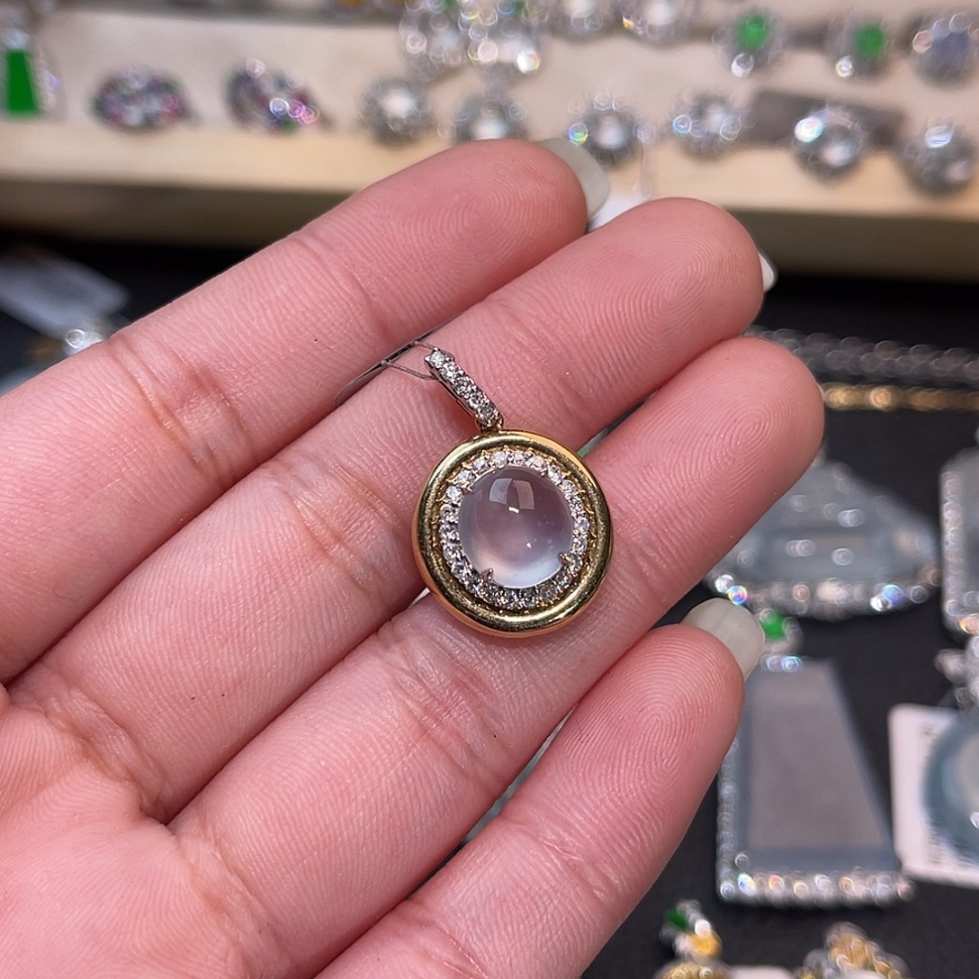 翡翠18K金镶嵌颈饰蛋面