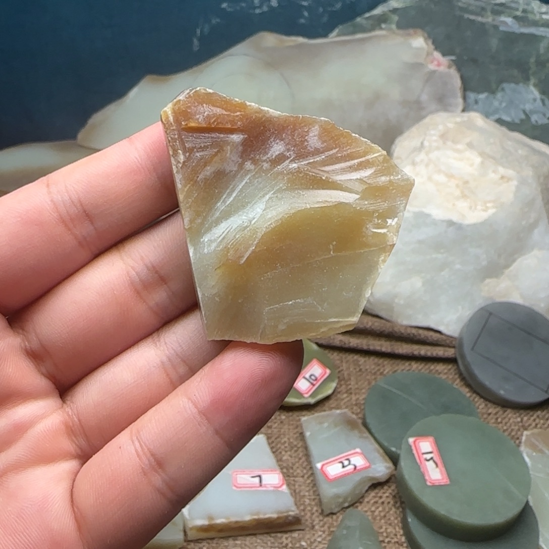 和田玉（糖玉）未镶嵌珠宝奇石