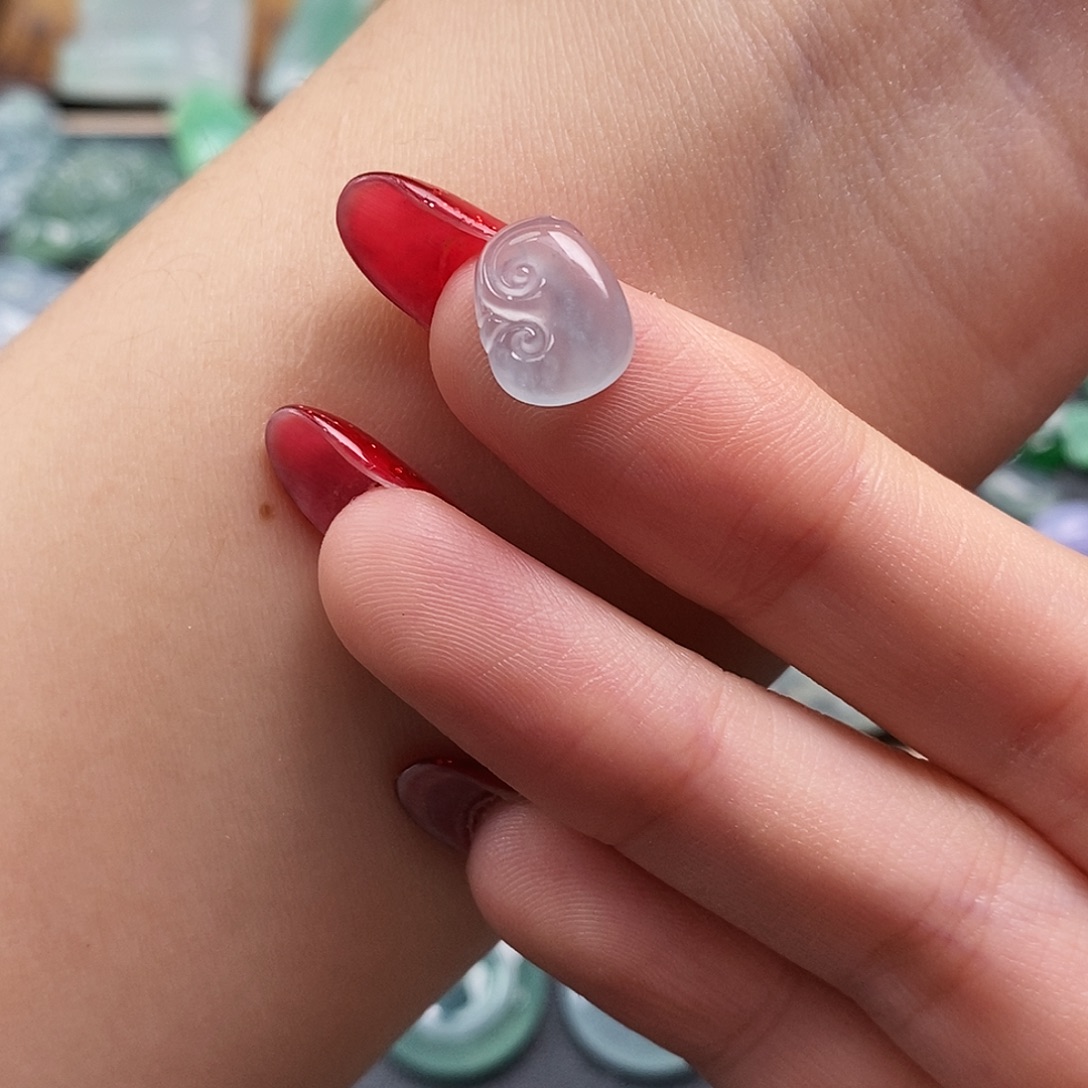 翡翠未镶嵌颈饰如意