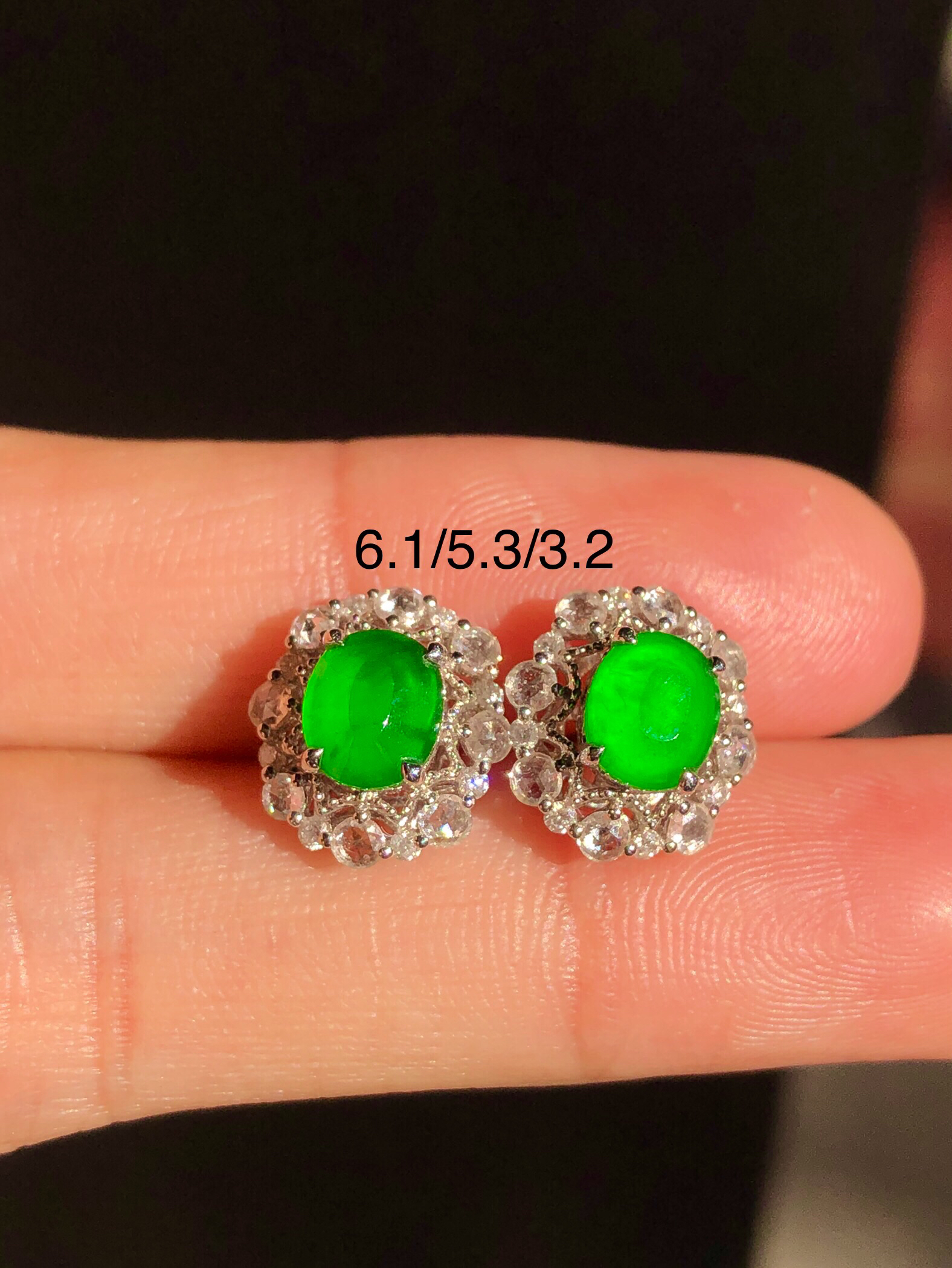 缅甸翡翠阳绿耳钉