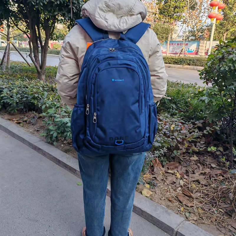 威豹双肩背包轻便防雨大容量多隔层初中高中大学生旅行户外新款