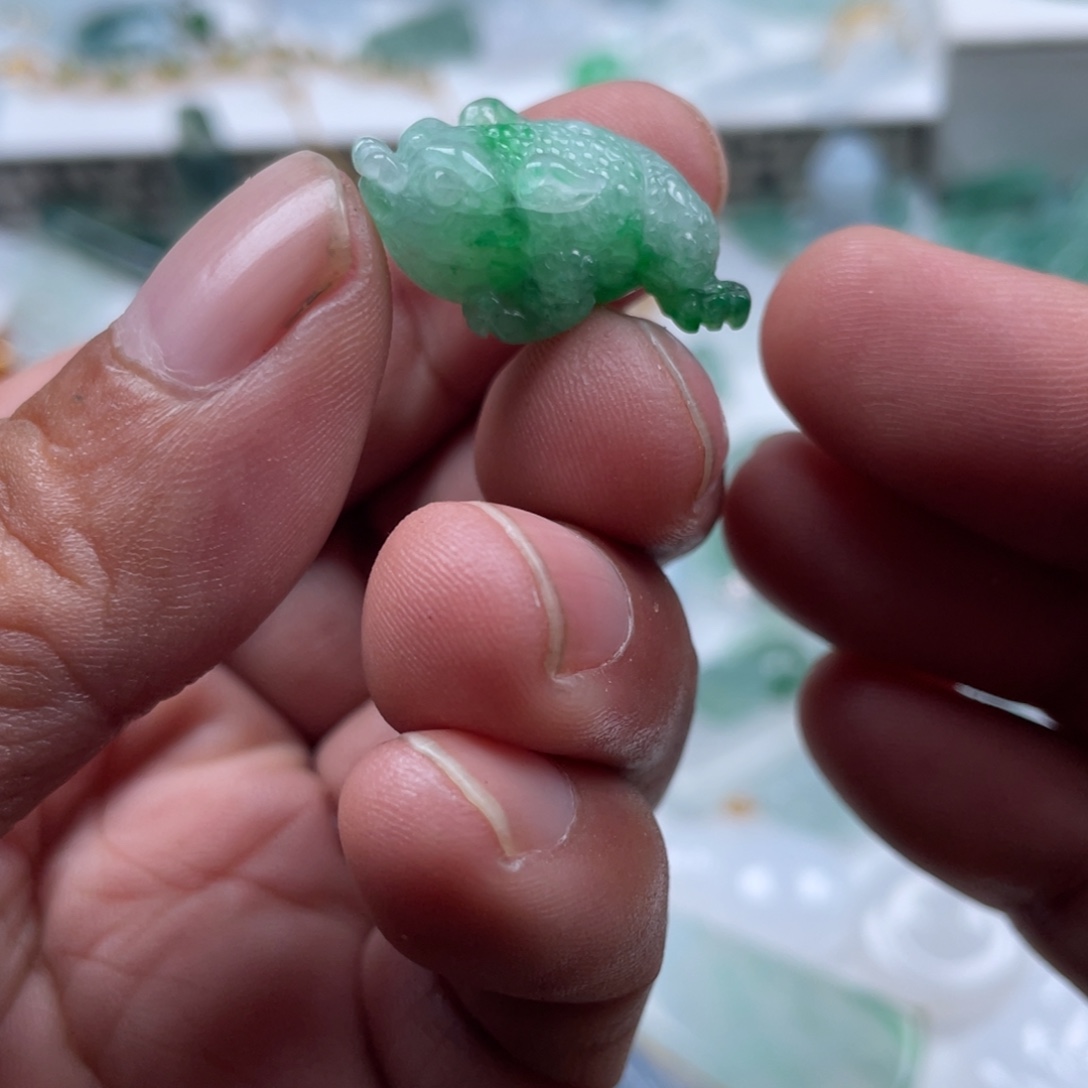 翡翠未镶嵌颈饰翡翠冰绿金蟾