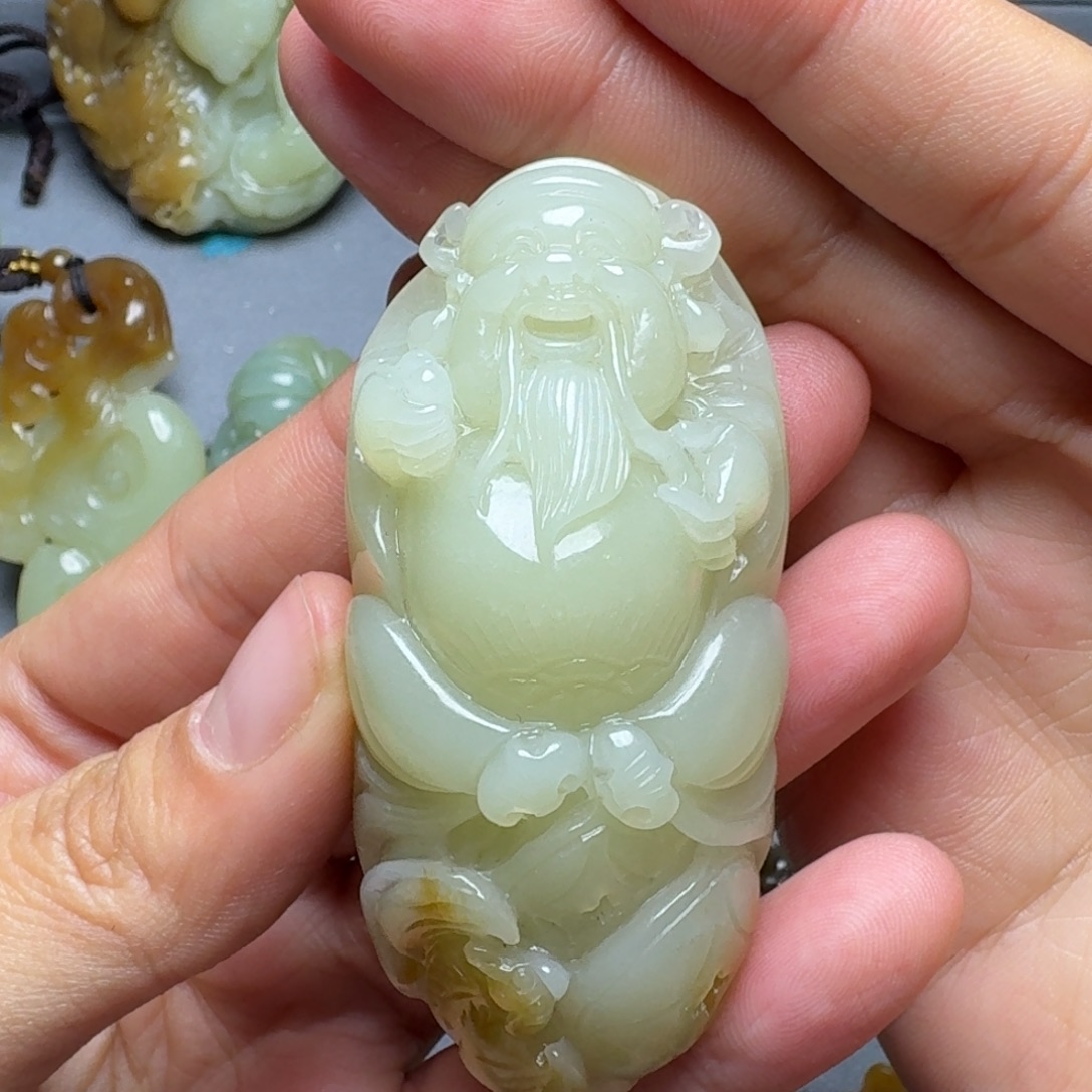 了***心和田玉未镶嵌颈饰