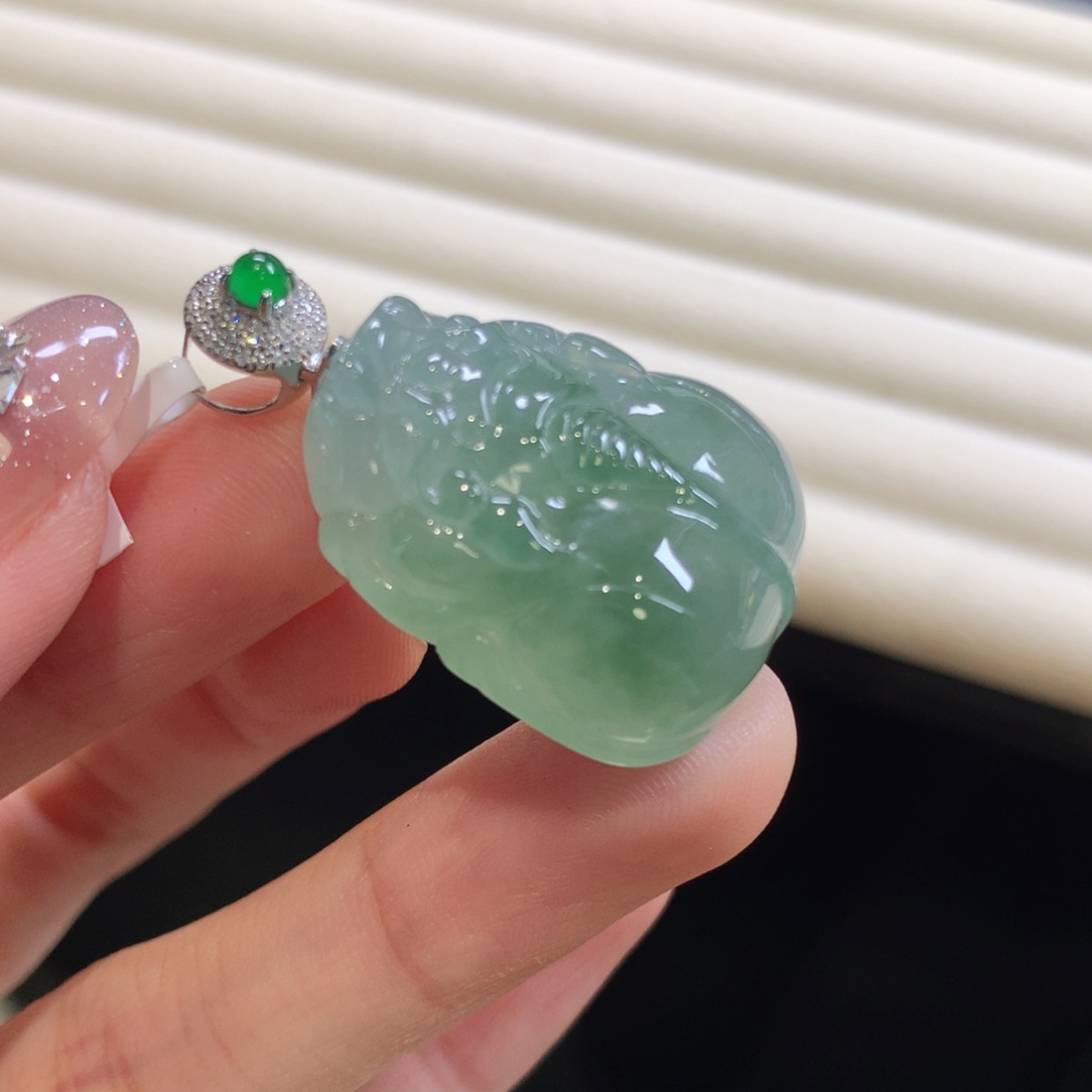 翡翠颈饰18K金镶嵌貔貅