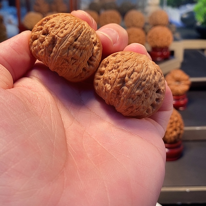 文玩核桃把件平谷绣球