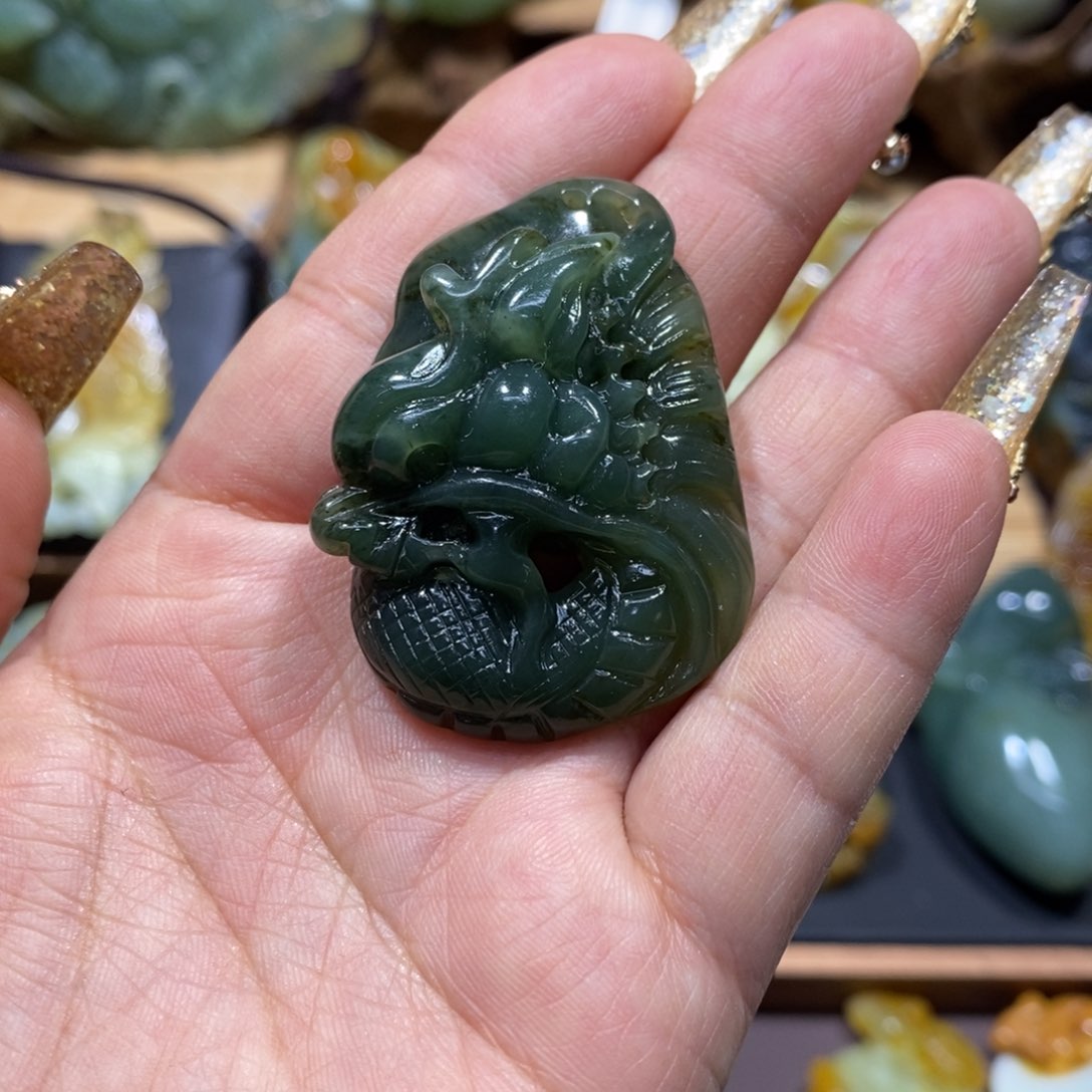 蛇纹石玉颈饰未镶嵌