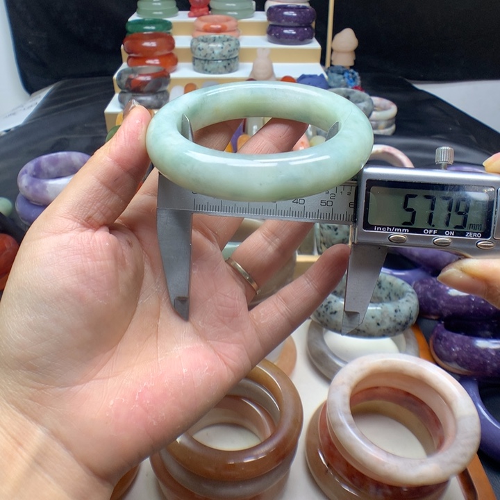 未镶嵌手镯石英质玉