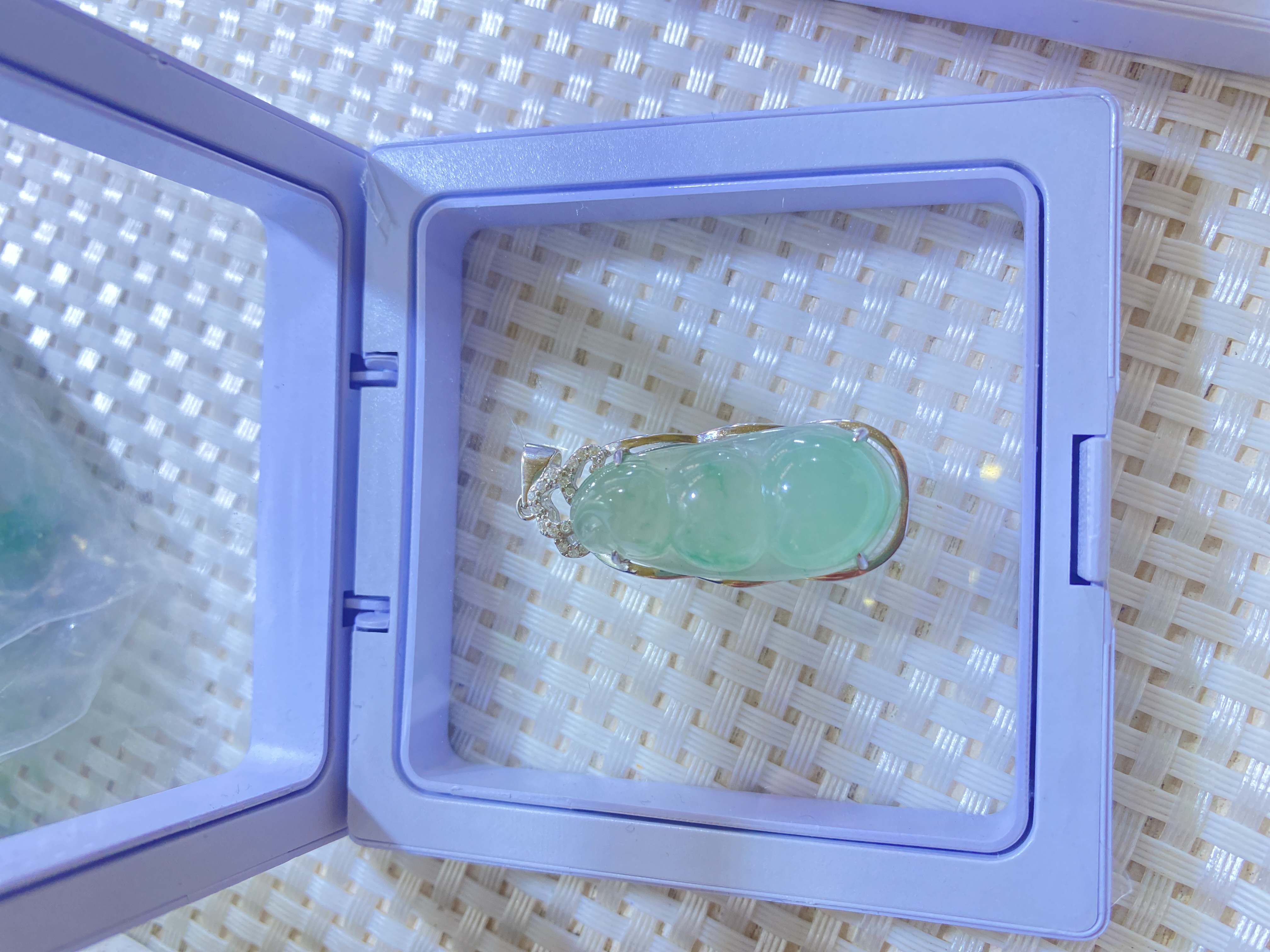 天然非洲翠豆子吊坠S925银镶嵌玉石吊坠（颜色多样性，发其一）