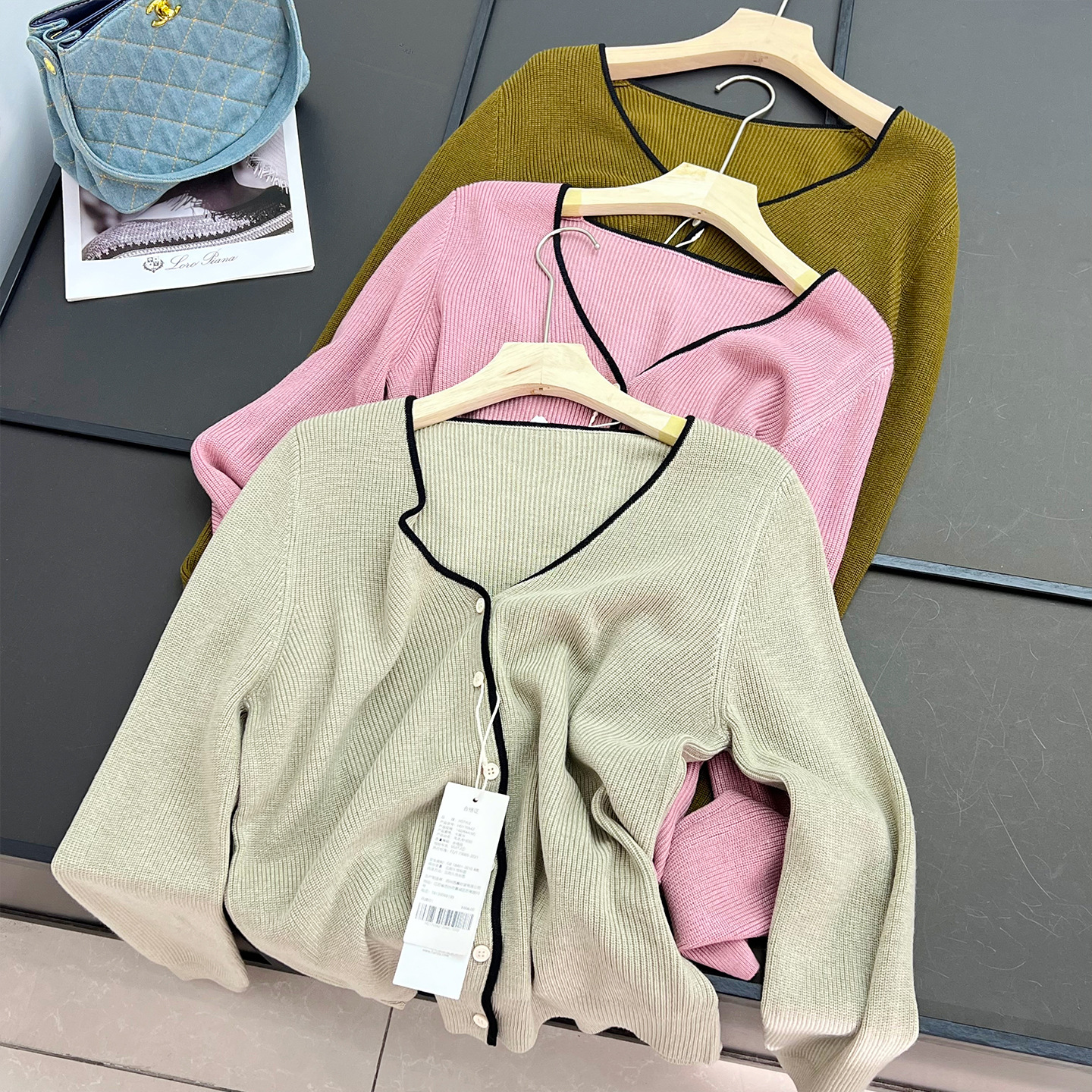 显瘦显气质！软糯舒适 V领撞色边时尚简约针织开衫