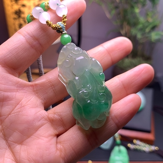 翡翠未镶嵌吊坠(赠链)