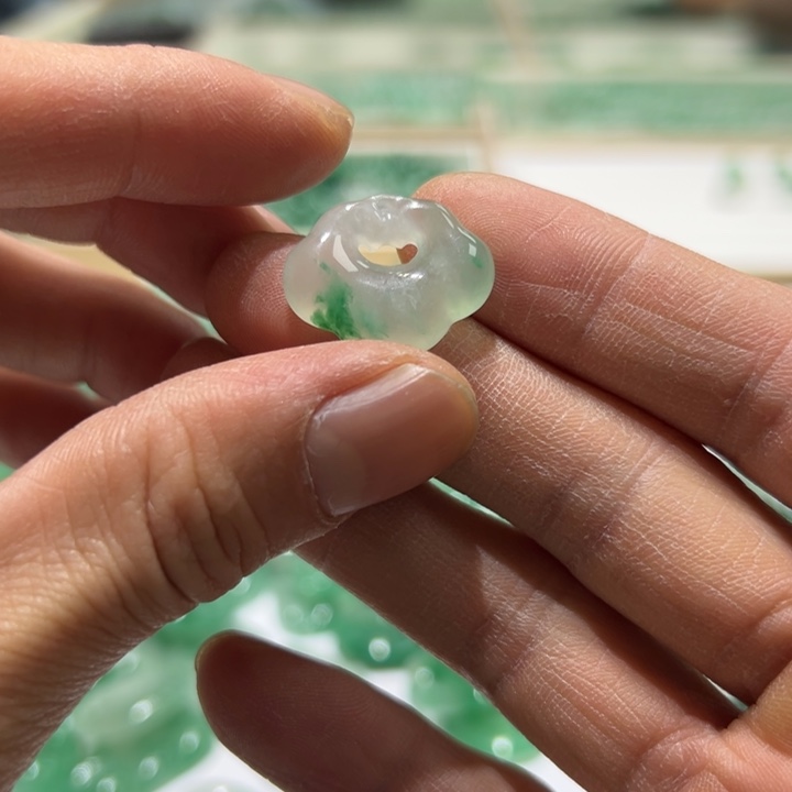 石英质玉颈饰合金