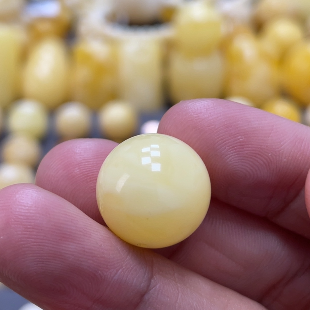 蜜蜡未镶嵌裸石15.8mm瑕疵