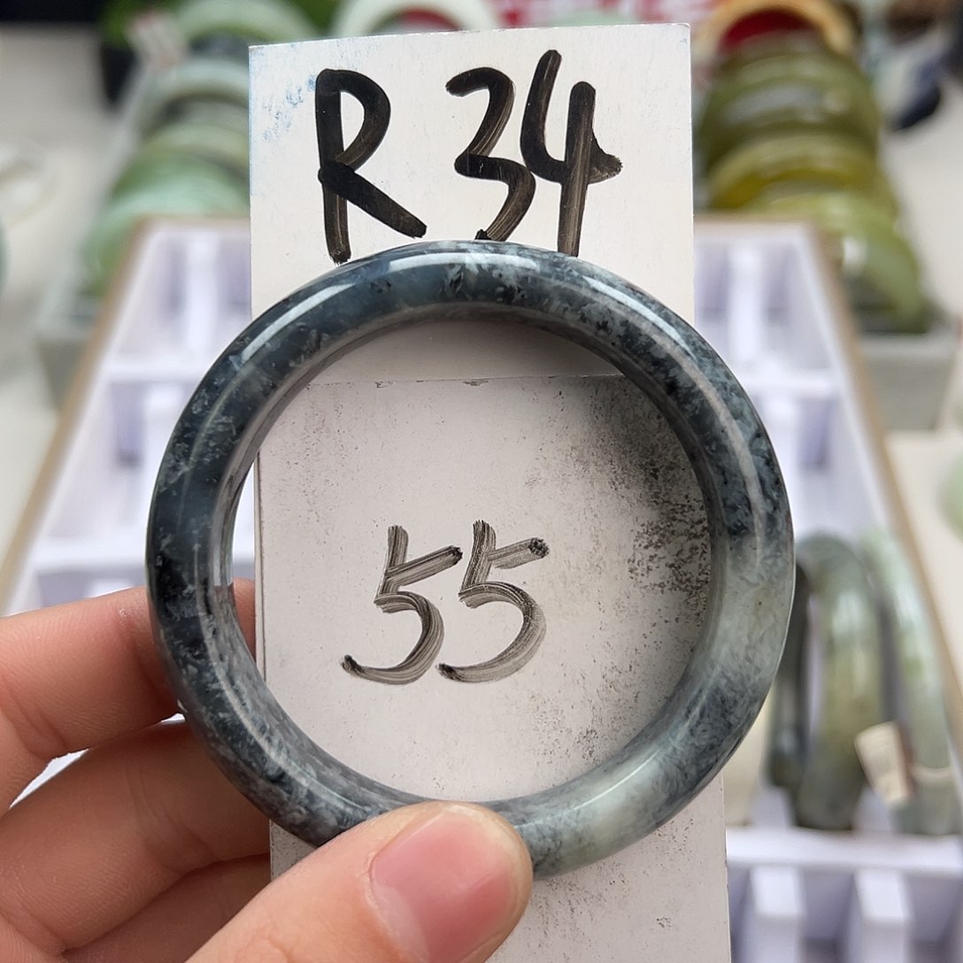 岫玉手镯未镶嵌天然岫玉微瑕，可以正常佩戴