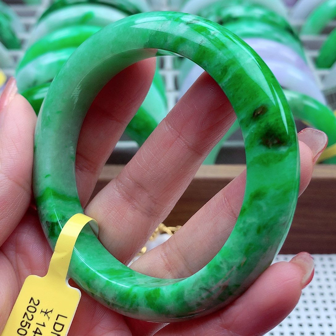 翡翠手镯未镶嵌翡翠