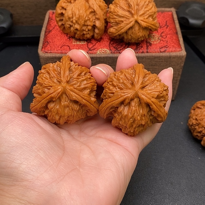 戴***帽把件文玩核桃白奔