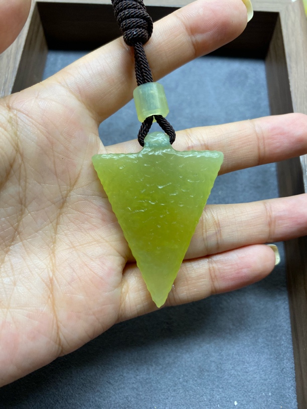 纯天然岫玉纯手工锤纹雕刻挂件