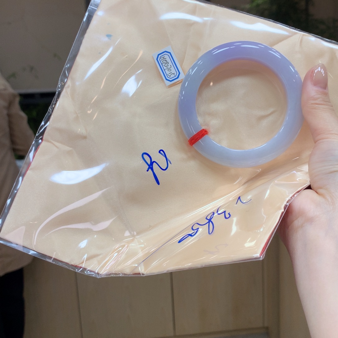 翡翠手镯未镶嵌不退不换