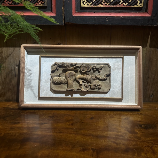 此博古木雕，瓶寓平安、鱼兆余庆、瓜含多福，藏岁月安康的雅韵福泽。