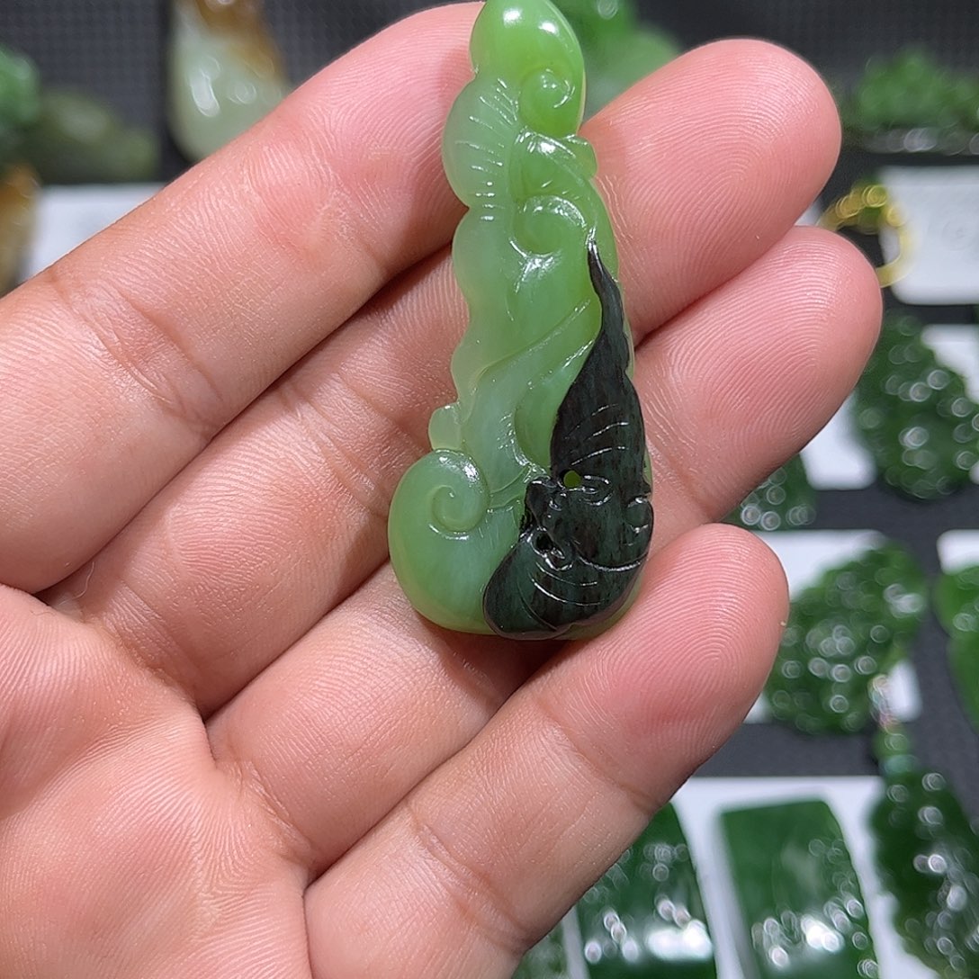 拾***子和田玉未镶嵌颈饰