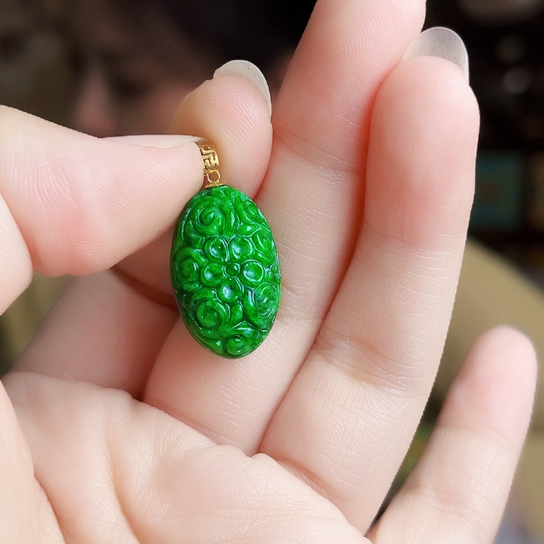 翡翠18K金镶嵌颈饰吊坠