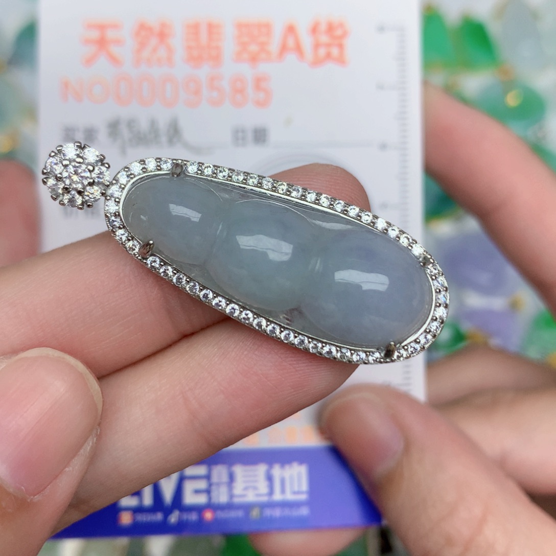 翡翠未镶嵌颈饰豆子