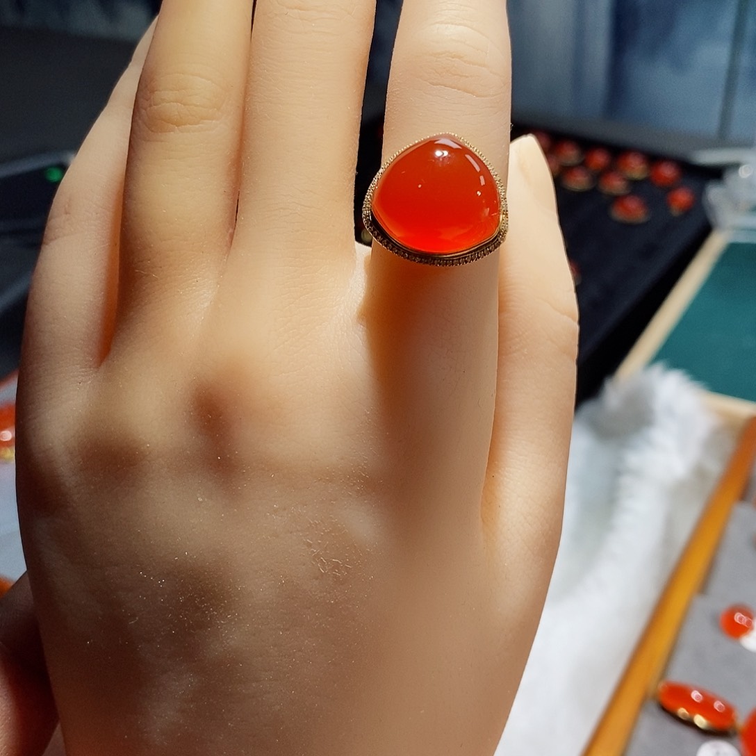 南红玛瑙戒指18K金镶嵌