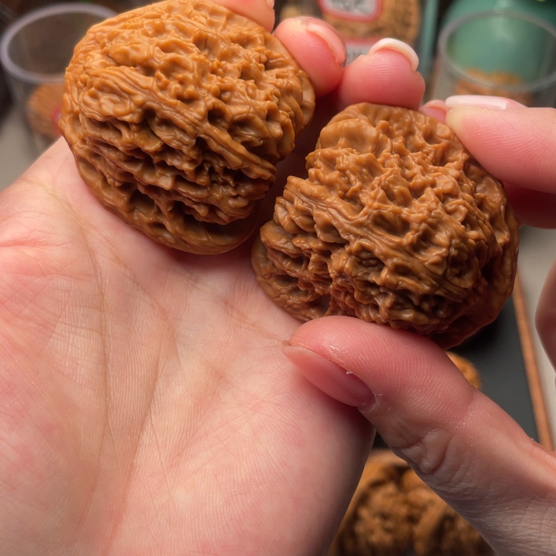 桃核把件48.2克全品全家福疆42