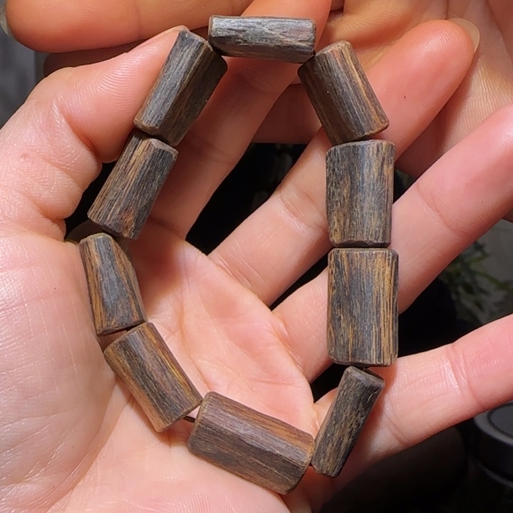 沉香手串乌身圆叶手串10.7克