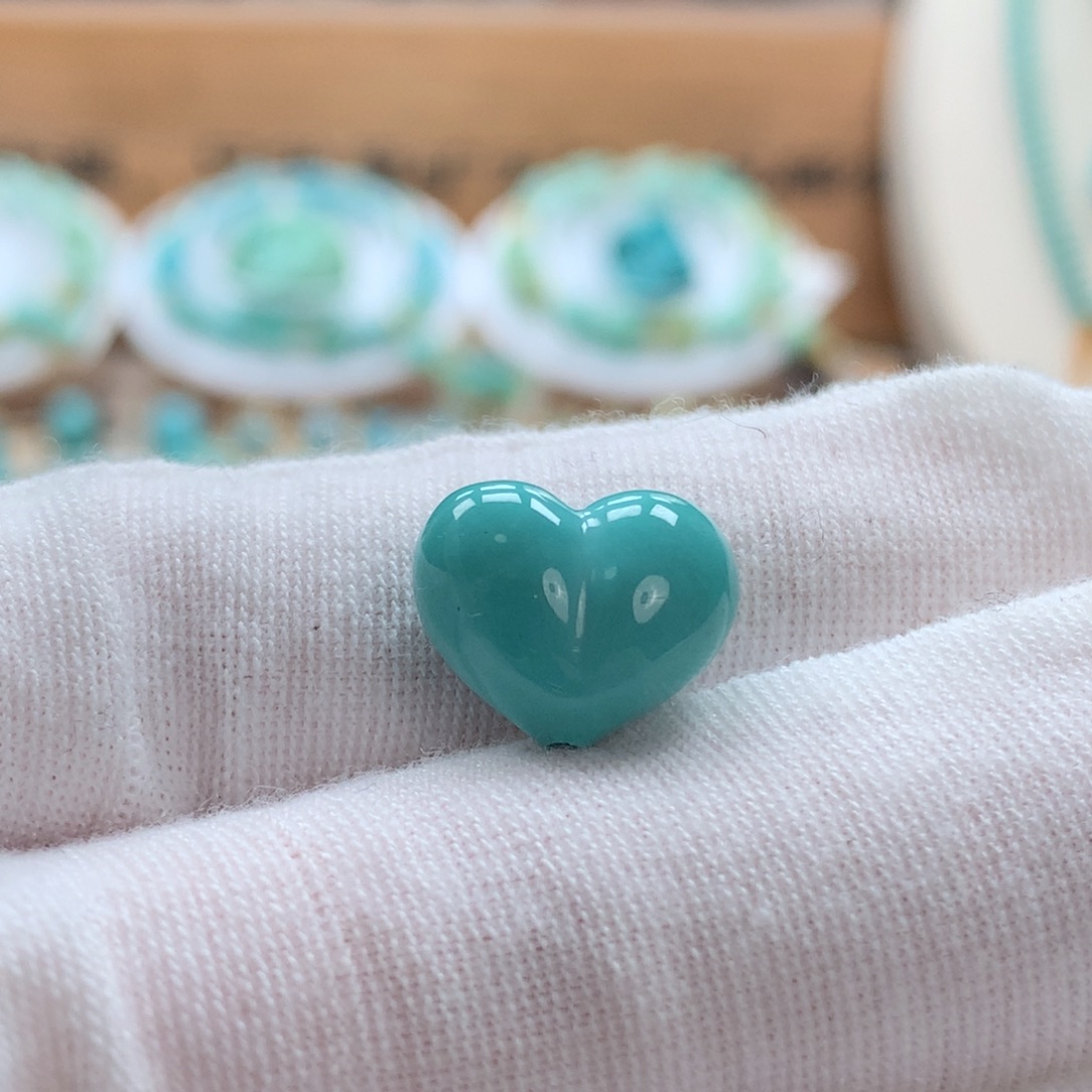 昱***涵绿松石未镶嵌原矿绿松石精美屁桃爱心