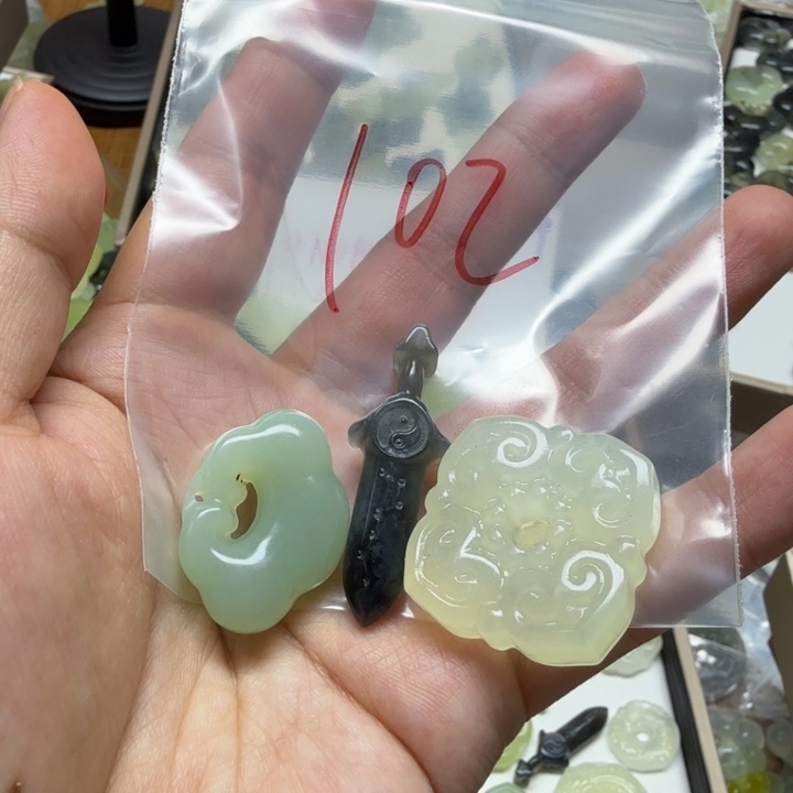 透闪石-蛇纹石玉吊坠未镶嵌