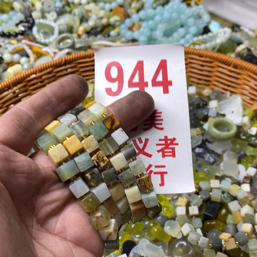 蛇纹石玉挂坠未镶嵌