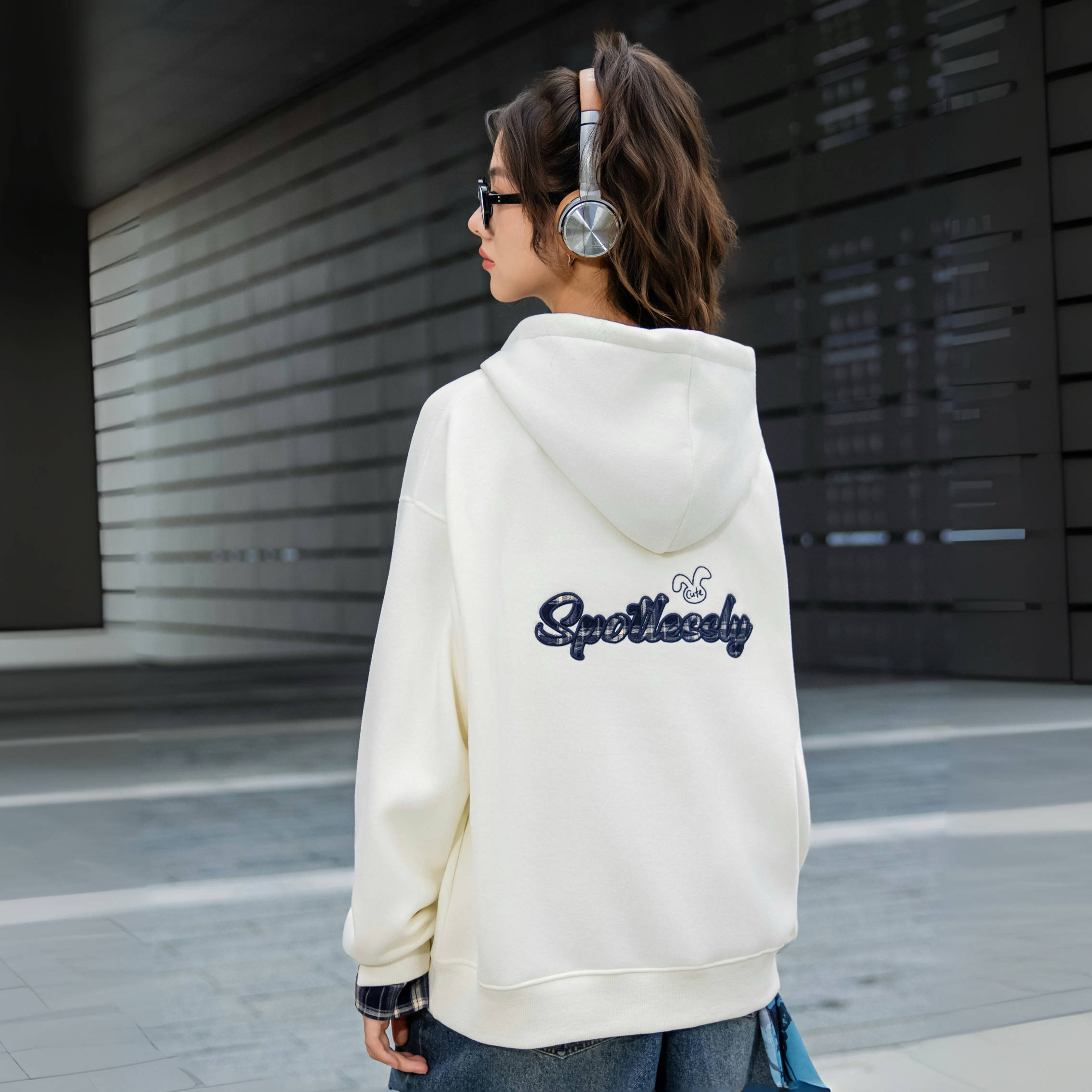 中大童女童卫衣2025新款一体绒拼接小格子连帽加绒保暖卫衣85278