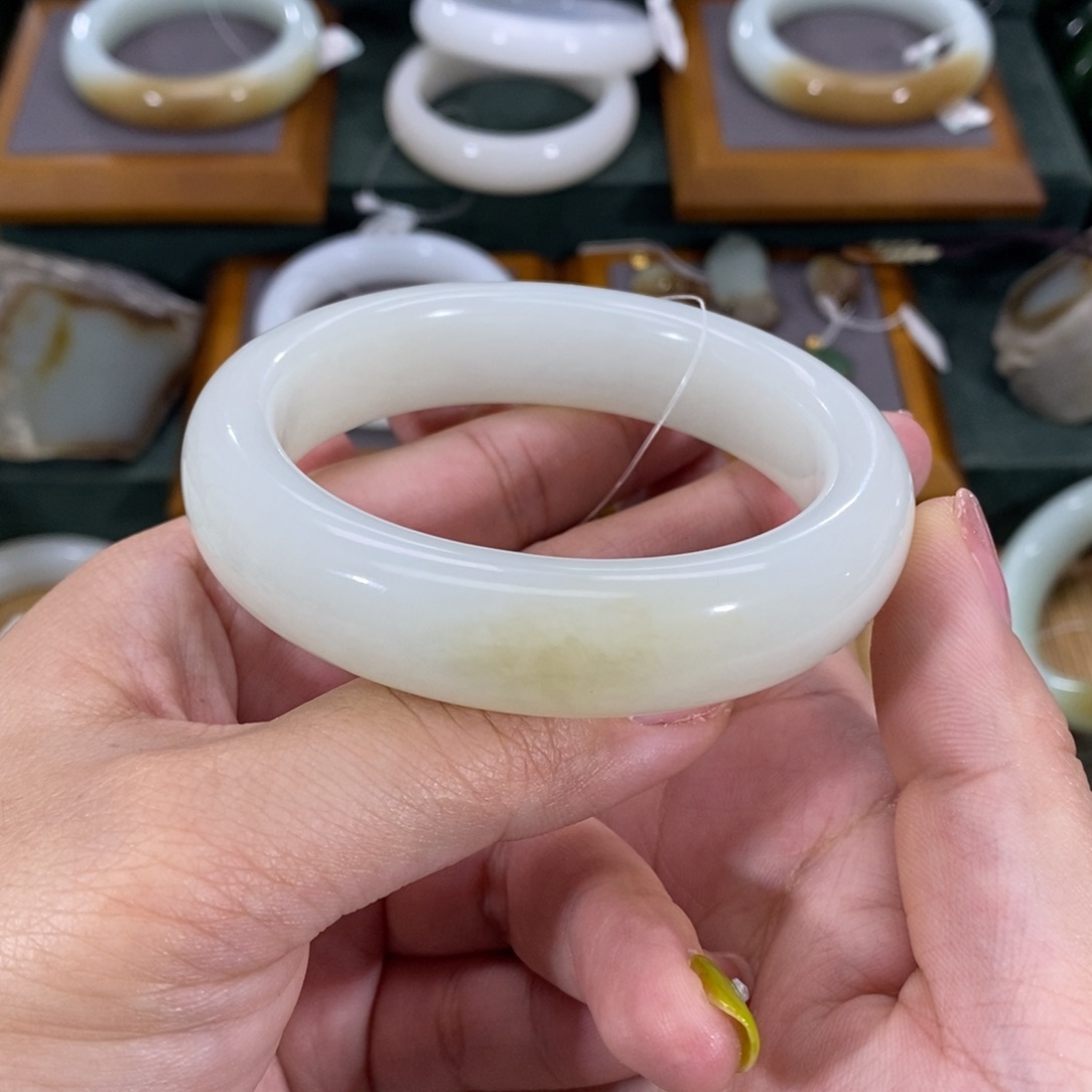 和田玉手镯未镶嵌