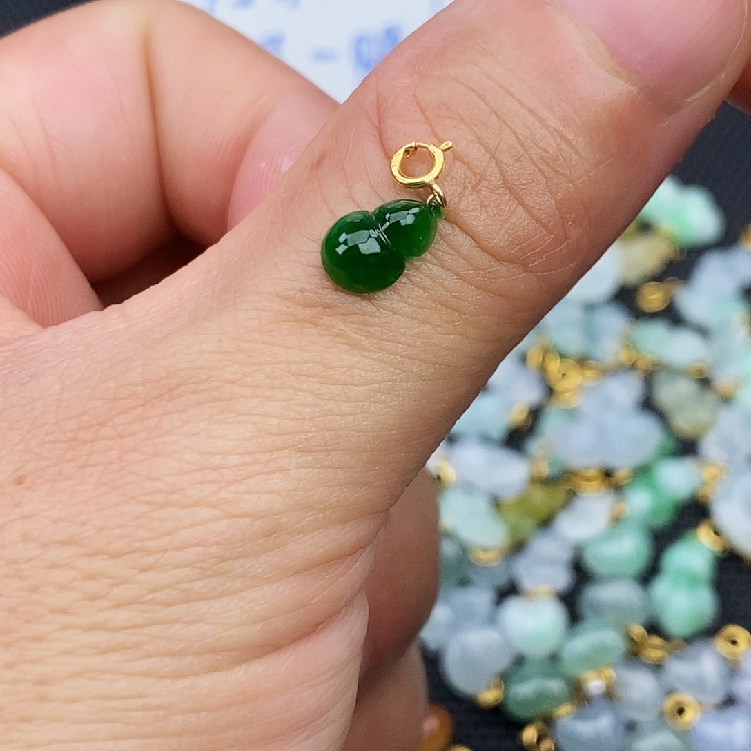 翡翠18K金镶嵌颈饰葫芦