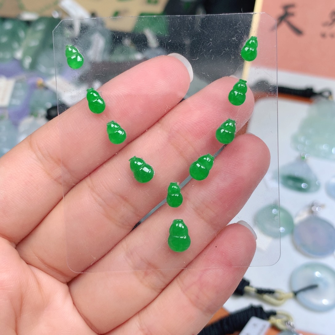 翡翠未镶嵌颈饰葫芦