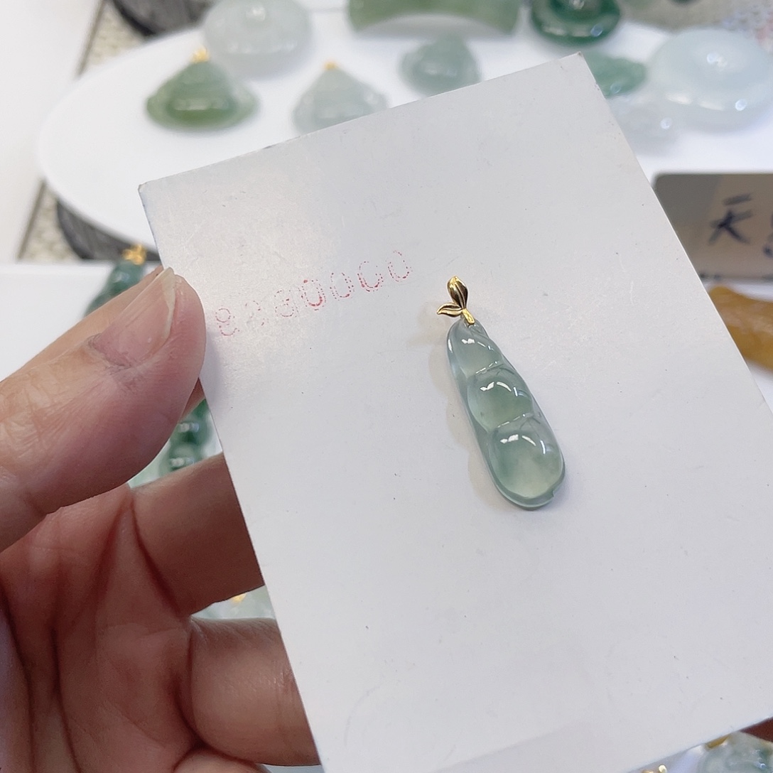 B***O翡翠未镶嵌颈饰冰豆子