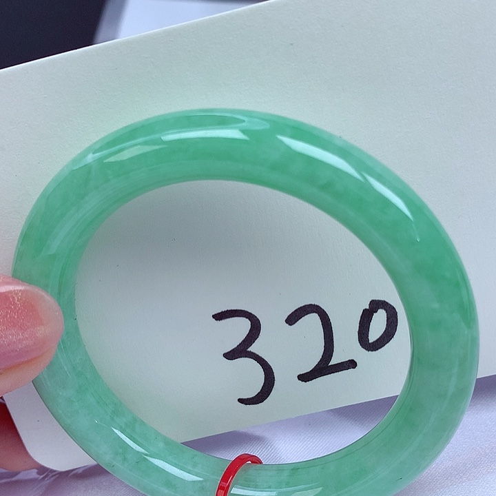 翡翠手镯未镶嵌翡翠