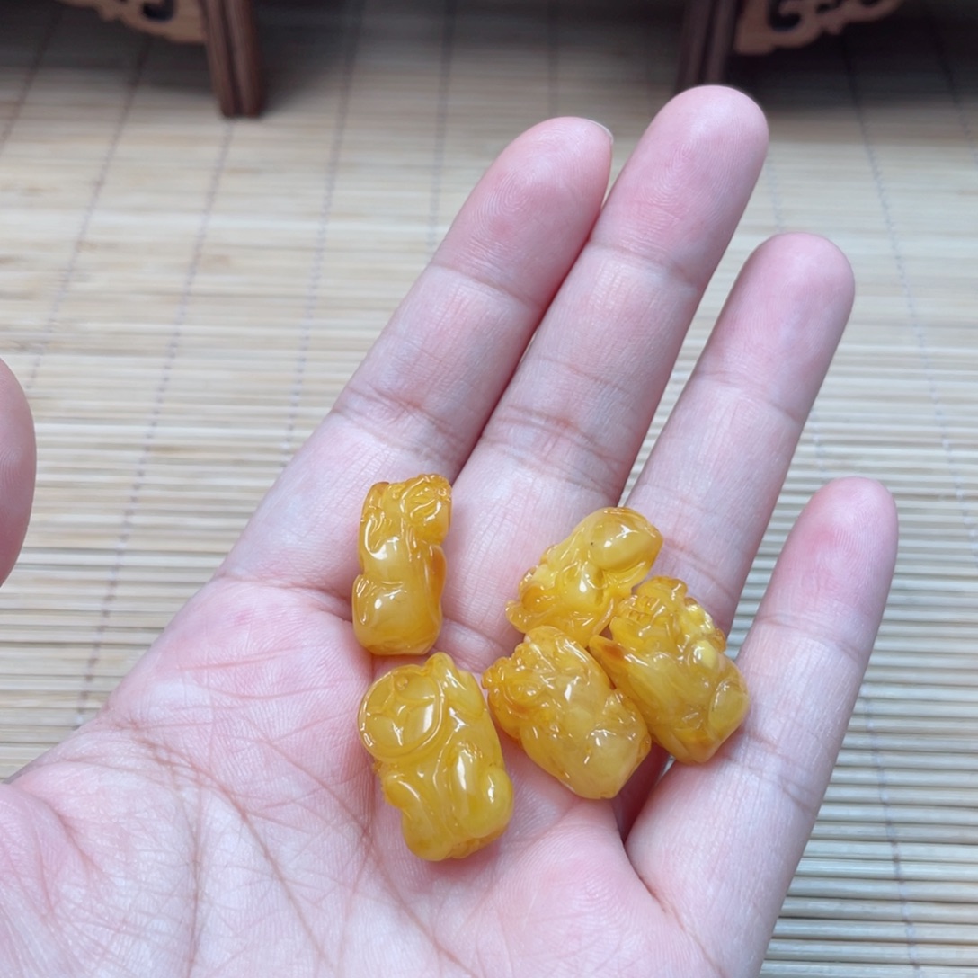 蜜蜡未镶嵌裸石多样性发其中一个