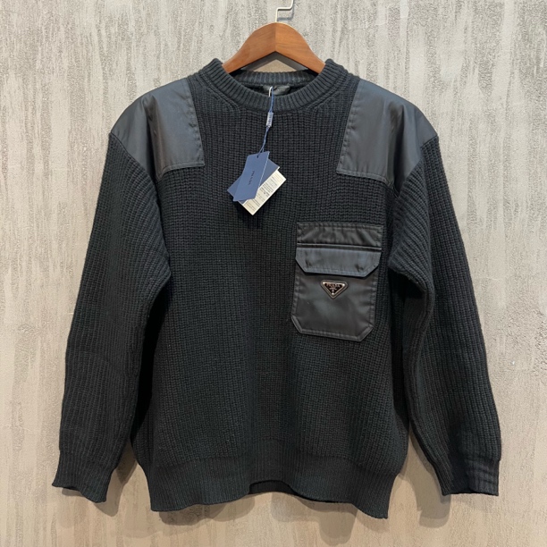 99新 Prada/普拉达 prada黑色胸前尼龙口袋三角标毛衣50码 Z00711