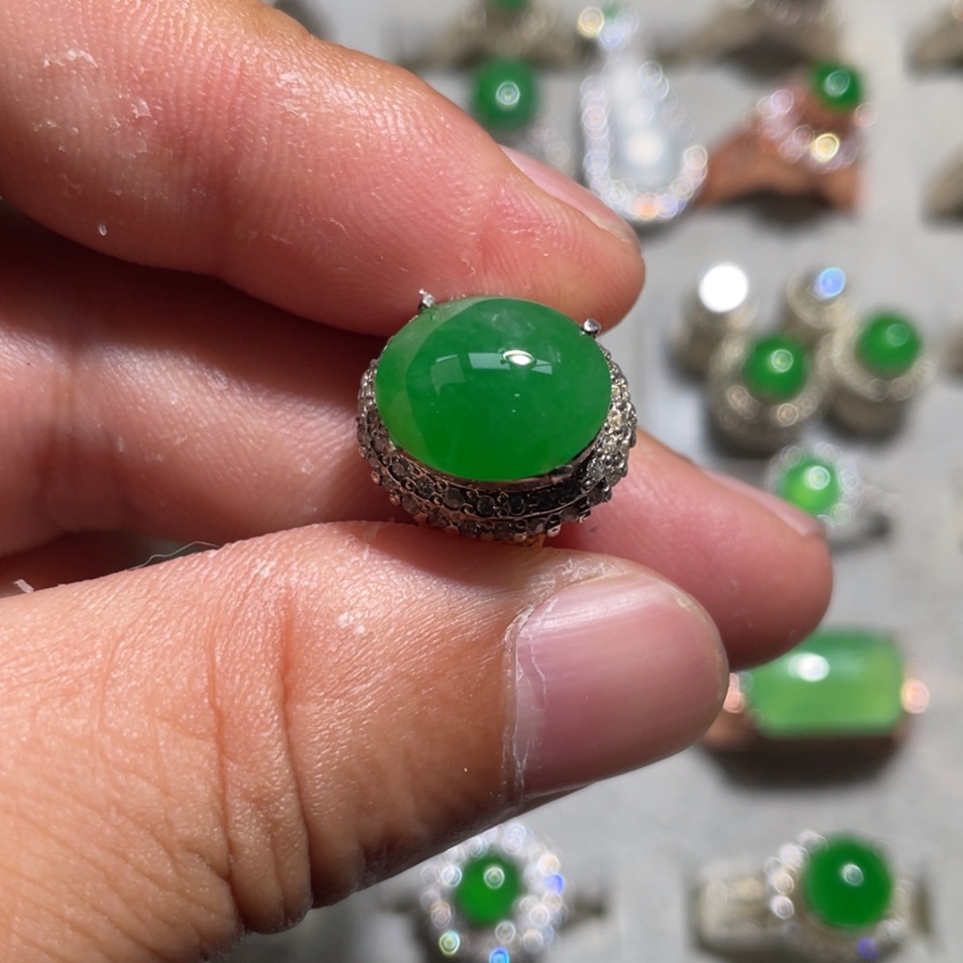 翡翠裸石冰阳绿蛋面铜托卡12.3