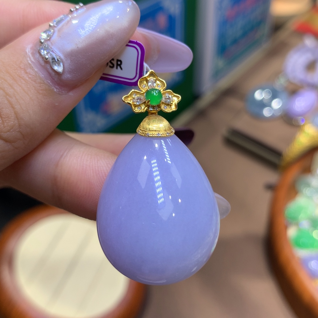 颈饰18K金镶嵌翡翠