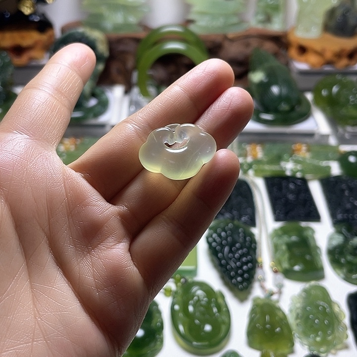 蛇纹石玉颈饰未镶嵌