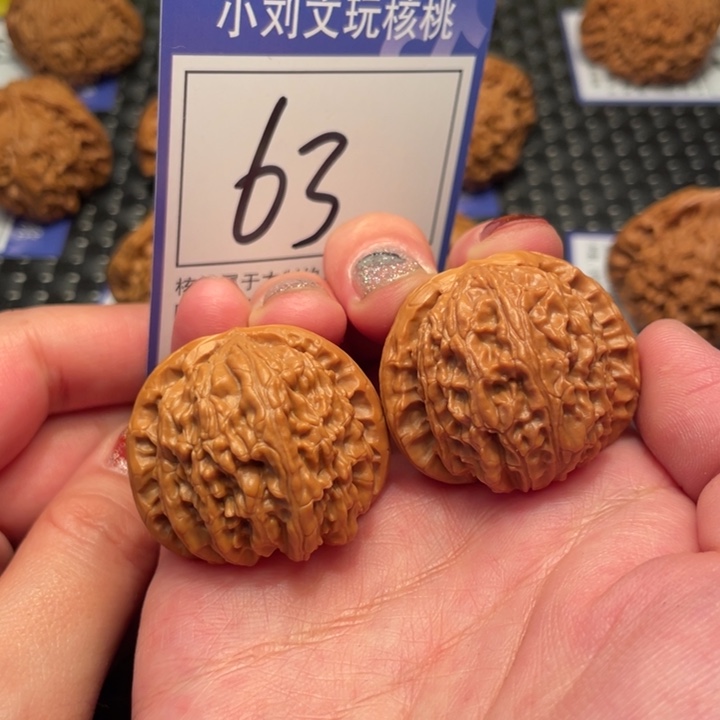 桃核把件35白狮子63。。。