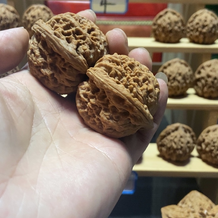 苏***！文玩核桃吊坠南疆石大肚子火焰纹