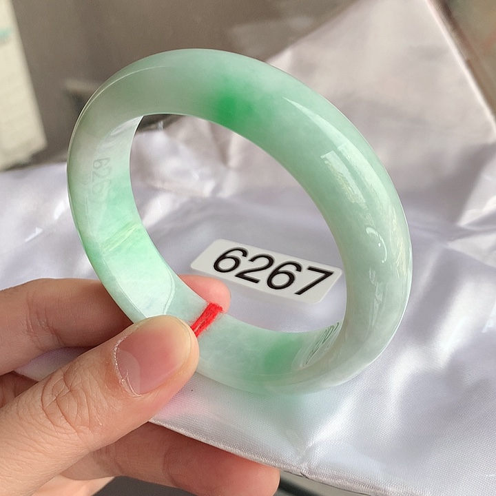翡翠未镶嵌手镯56有瑕16轮胎