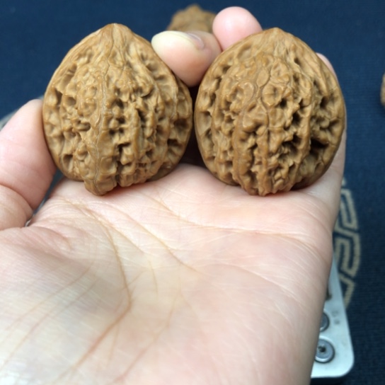 文玩核桃把件粗筋石头